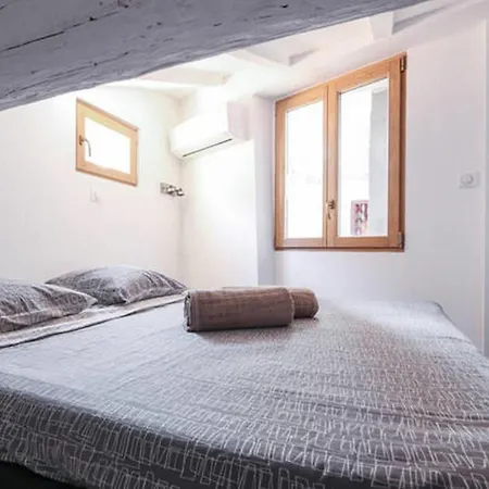 Gilly 4 - Exceptional 2beds, Sea View, Modern,a/c, Old Town * Niza
