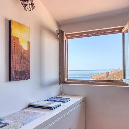 Gilly 4 - Exceptional 2beds, Sea View, Modern,a/c, Old Town Apartment *